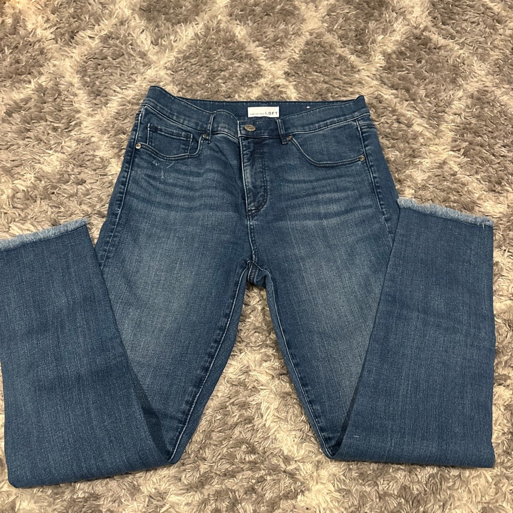 Women's LOFT Blue Demim Jeans - distressed bottoms Size 28/6 NWOT - Picture 3 of 11